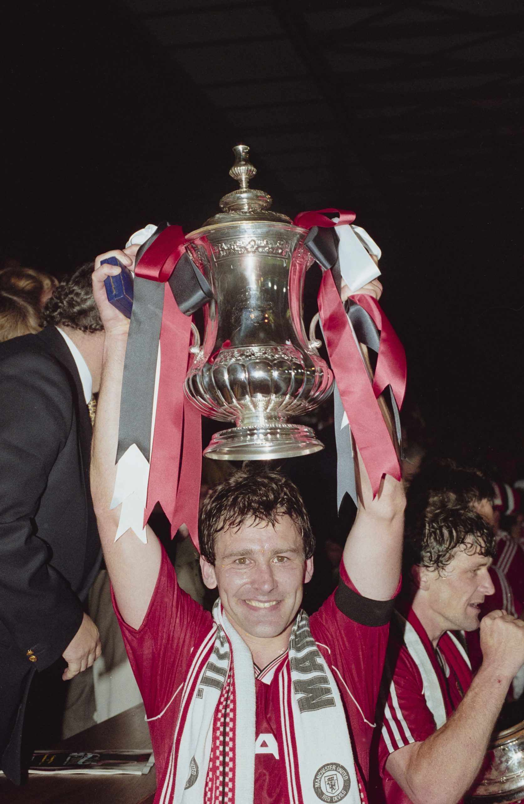 bryan-robson-1990-fa-cup-final-replay(1)